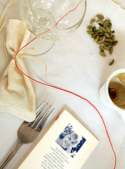 Detail: gedeckter Tisch mit Gabel, Serviette, Glas, Pistazienkernen, geleerter Espressotasse und dem Flyer von pane e rose