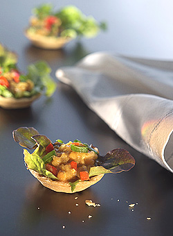 Drei Croustades mit Daal auf blauer Fläche mit weißer Serviette